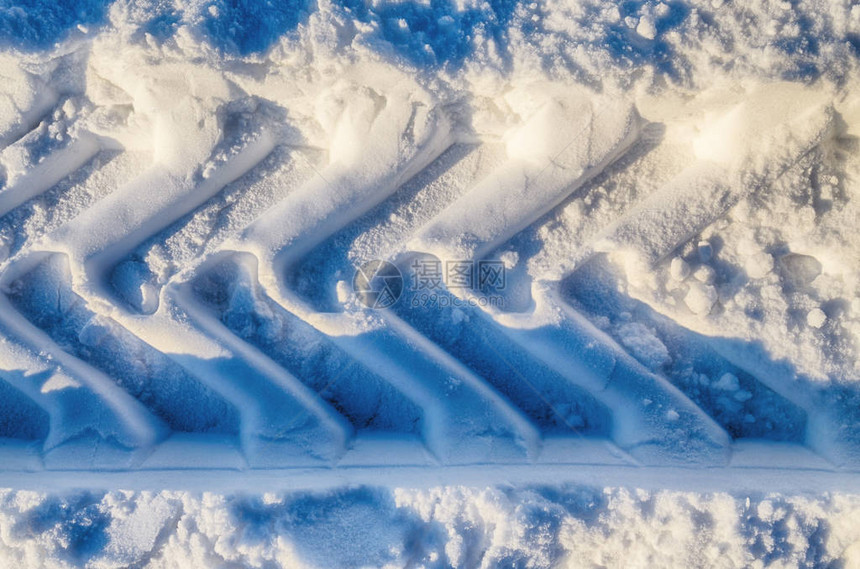 车胎在雪上踩踏他们制造了图片