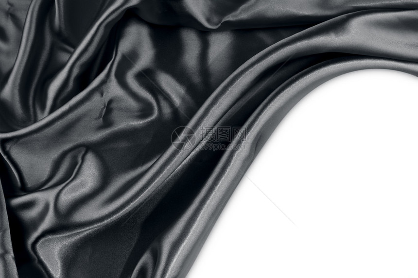 纯色背景上波纹黑色丝织物的特写图片