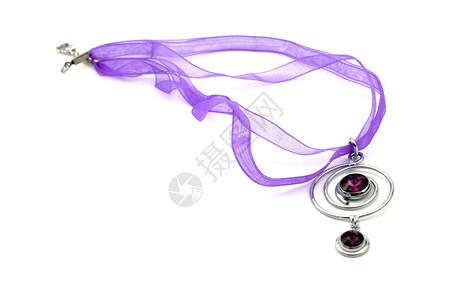 紫色水晶项链白色上隔离图片