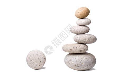 白色背景的一连串略微不平衡的zen石块图片