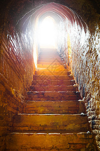 缅甸蒲甘城堡隧道尽头的光图片