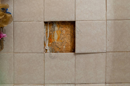 浴室瓷砖脱落的背景背景图片