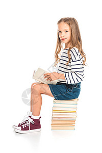 穿着牛仔裙的孩子坐在书本上用白色阅读图片
