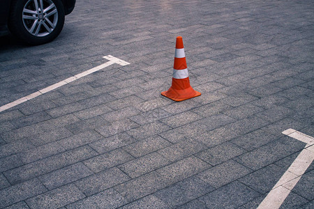 街上有白色标记和橙色交通锥形图片
