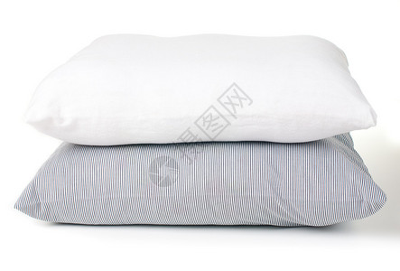 两个枕头白色背景上的条纹和白色图片