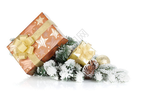 雪树上的礼物盒和圣诞装饰品图片