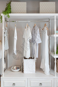 上挂衣服的经典衣橱风格穿衣服的白色调衣柜室内图片