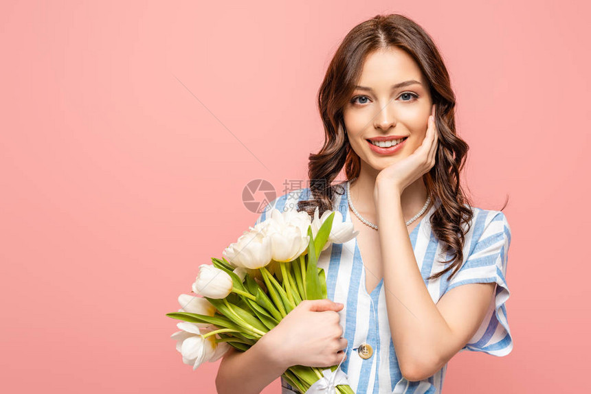 带着白色郁金香的花束和抚摸被粉红色孤立的脸庞时图片
