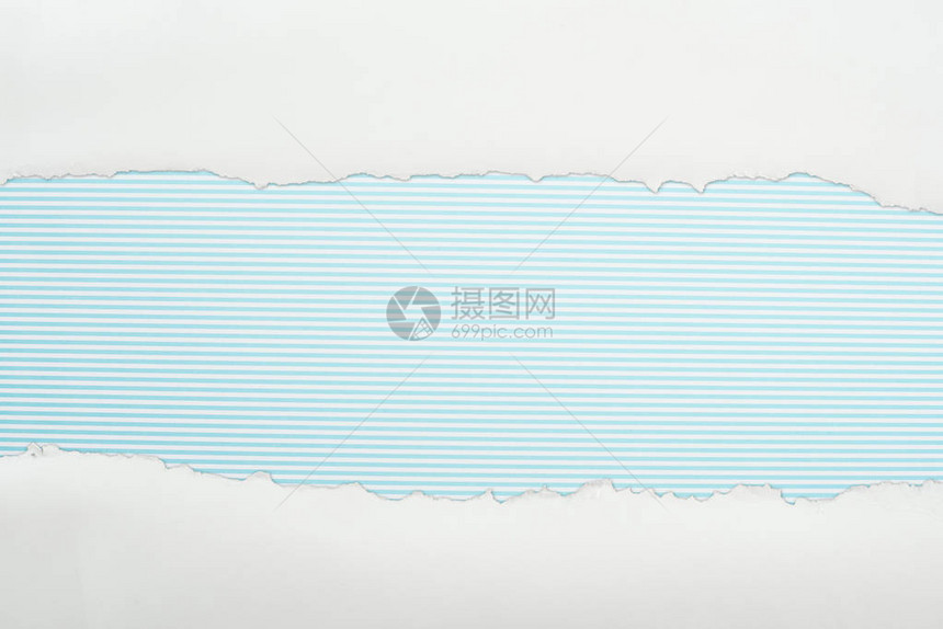 厚白纹纸以浅蓝色条形背景的光蓝色带图片