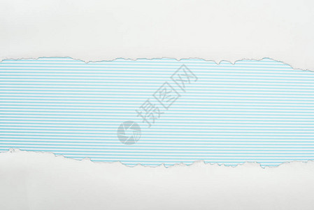 厚白纹纸以浅蓝色条形背景的光蓝色带图片
