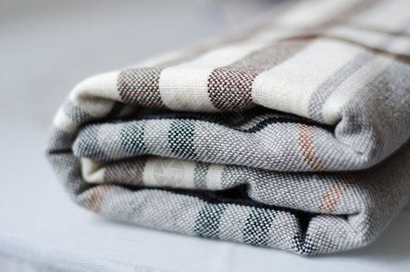 灰色和棕色格子针织折叠毯图片