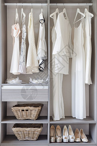 家里衣柜里的一排黑白连衣裙和鞋子图片