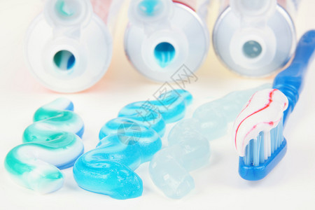 牙刷管中的三种牙膏图片