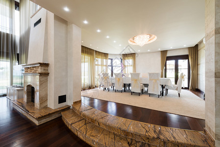 现代公寓大厅内部与白色桌子图片