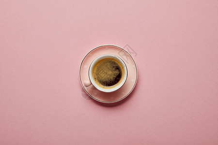 粉红沙盘上一杯香味咖啡粉红图片