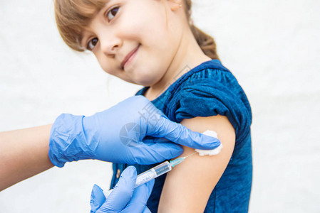 儿童接种疫苗注射图片
