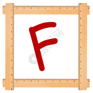 在木标架框中的字母F孤立于白色图片
