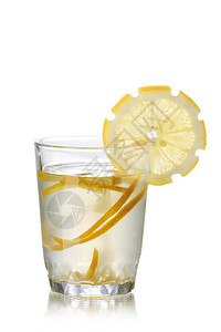 加柠檬片装饰的鸡尾酒国际律师协图片