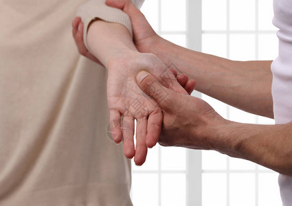 施压治疗妇女用手进行愈合治疗的理疗师图片