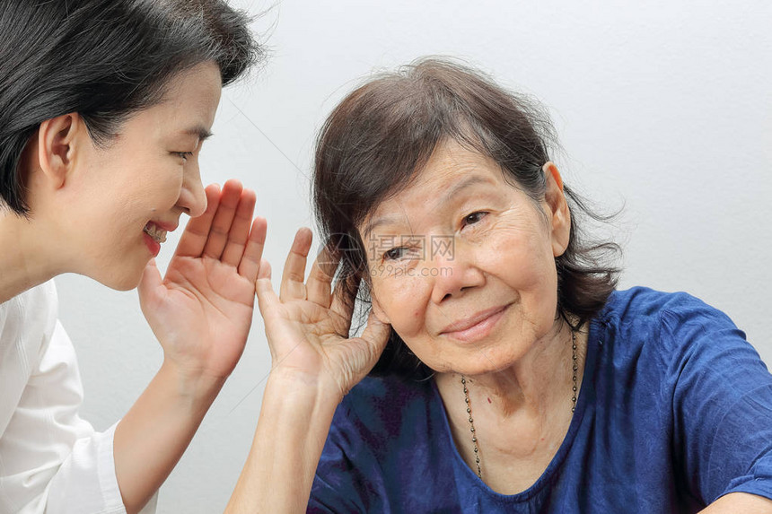 亚洲年长妇女听力丧图片