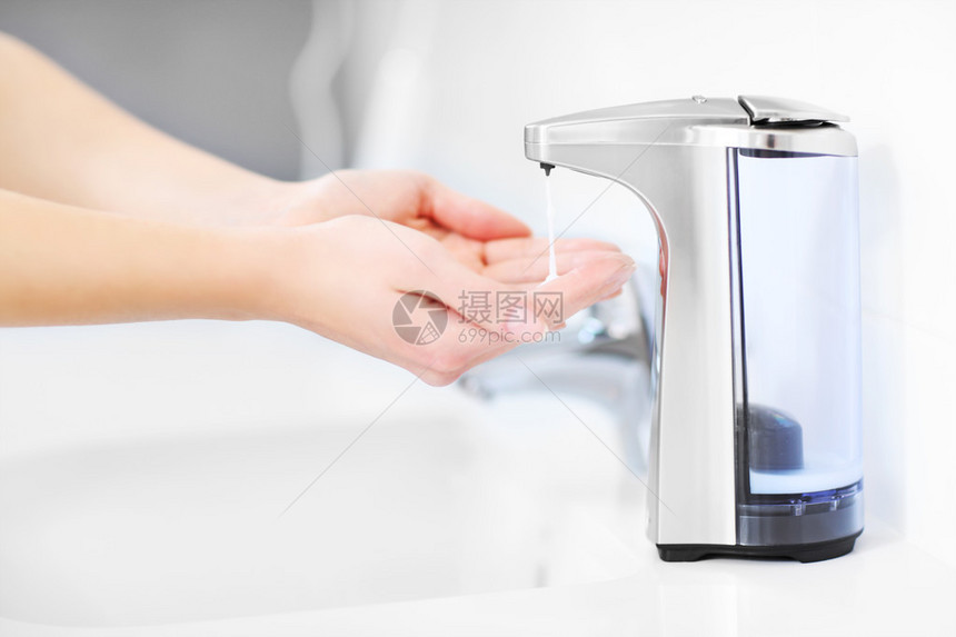 使用自动皂液器关闭女手图片
