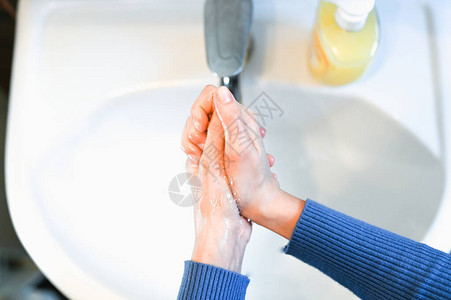 妇女用肥皂洗手通过双手和握手传图片