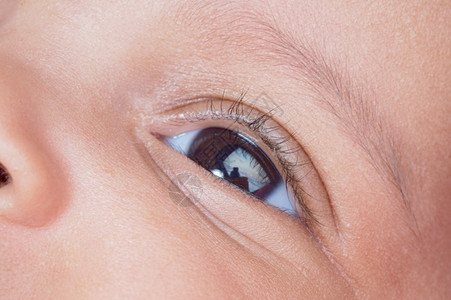 婴儿眼睛的特写图片