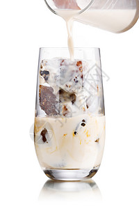 用高球杯中的冷冻咖啡块制成的牛奶咖啡鸡尾酒冰牛奶咖啡图片