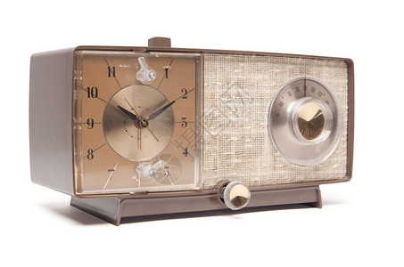 古老的时钟收音机在白色背图片
