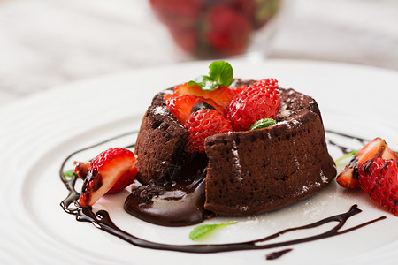 巧克力甜心蛋糕加草莓和白图片