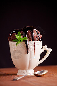 关闭一杯美味的巧克力冰淇淋图片
