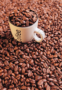 咖啡杯加咖啡豆背景图片