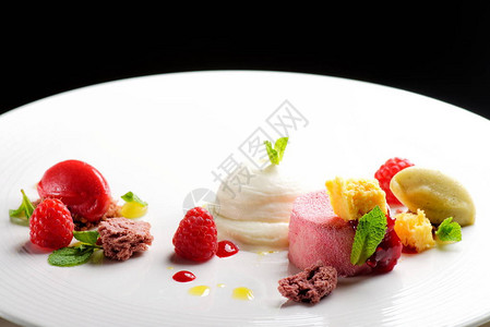 美餐甜点草莓煎饼冰淇淋白巧图片