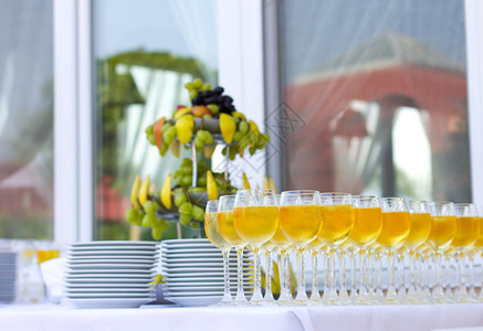 在户外举行婚礼宴会婚礼仪式红酒和白酒的图片