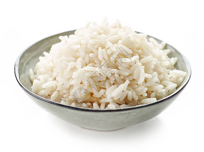 白色背景中分离的一碗煮熟的长粒米图片