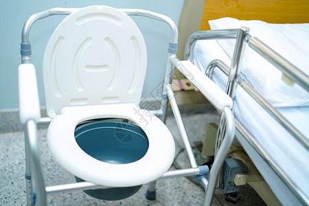 便椅或移动式厕所可在卧室内或任何地方为老年人或病人搬动背景图片