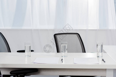 现代办公室配有水杯和空白纸的图片
