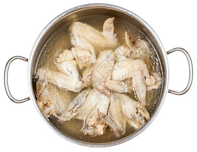 白底油腻鸡汤煮鸡翅炖锅图片