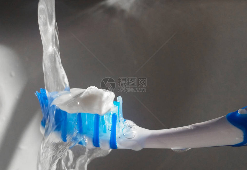 新的蓝色牙刷和含氟牙膏图片