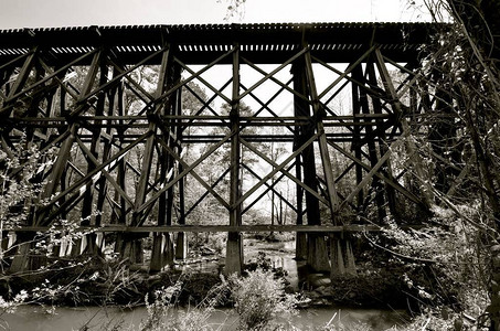 废弃的铁路桥和长河流在图片