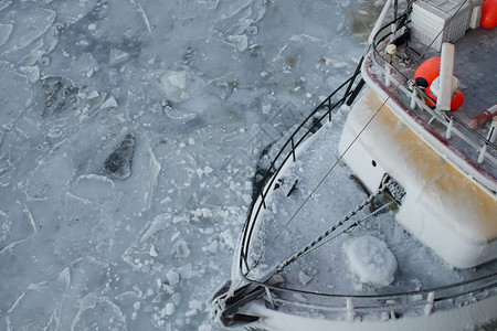 渔船被困在结冰的港口图片