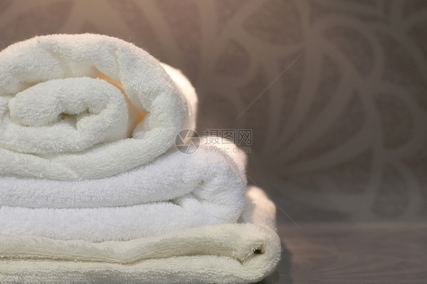 酒店浴室的白毛巾图片