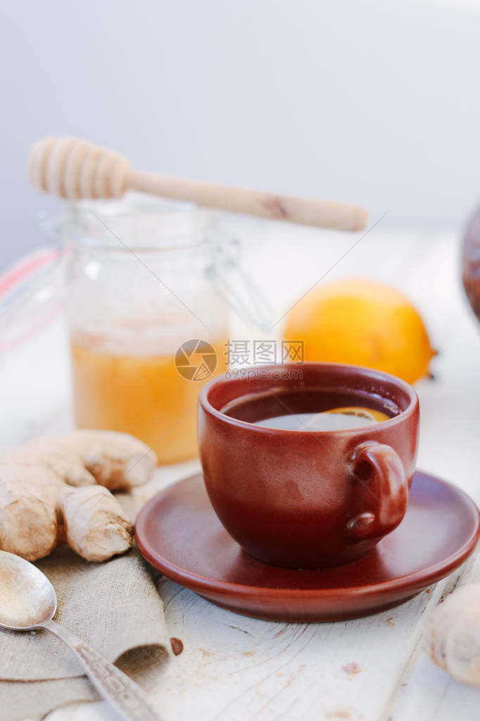 姜茶加柠檬酸橙和蜂蜜白底图片