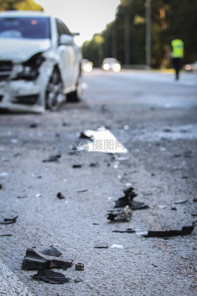 道路撞车事故损坏的汽车图片