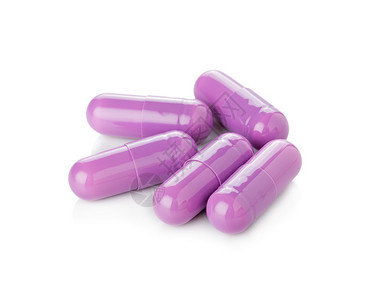 白色背景上的紫色药丸胶囊图片