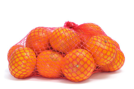 白色背景上的网袋中的橙子背景图片