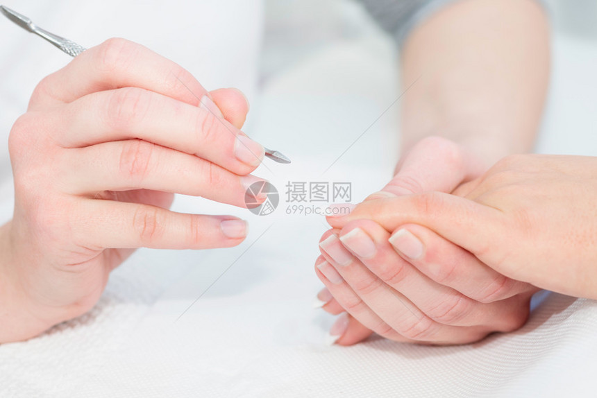 美容院美甲专家的特写指甲护理图片