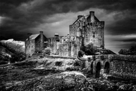 黑白色的苏格兰城堡图片