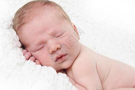 刚出生的男婴在毯子上睡着了背景图片