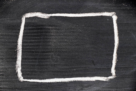 用粉笔在黑板背景上绘制的空白方形图片